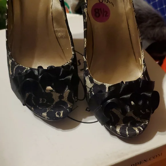 Elegant Black Lace Women's Heels - Picture 5 of 9